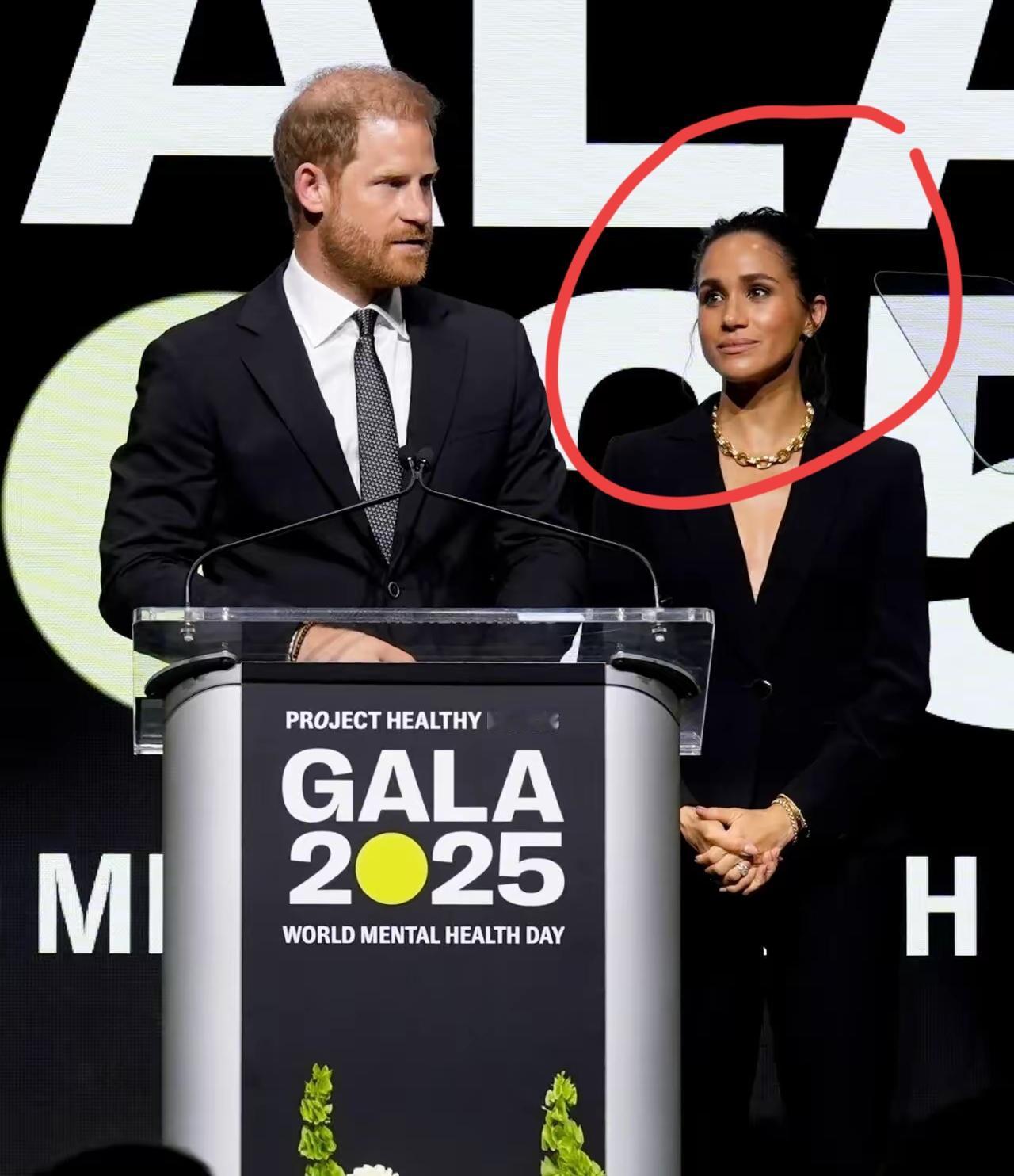 梅根这眼神，也没有了光！为何？离开王室的她，或许已经看清了现实，认清了局面，所