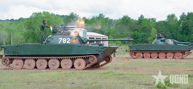 越南人民军队报道，越军第九军区第950装甲旅日前举行了2025年坦克上实弹射击考