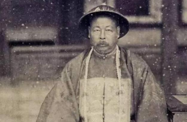 1881年，左宗棠顺利收复新疆。慈禧大喜，问李莲英：“赏他些什么玩意呢？”李莲英