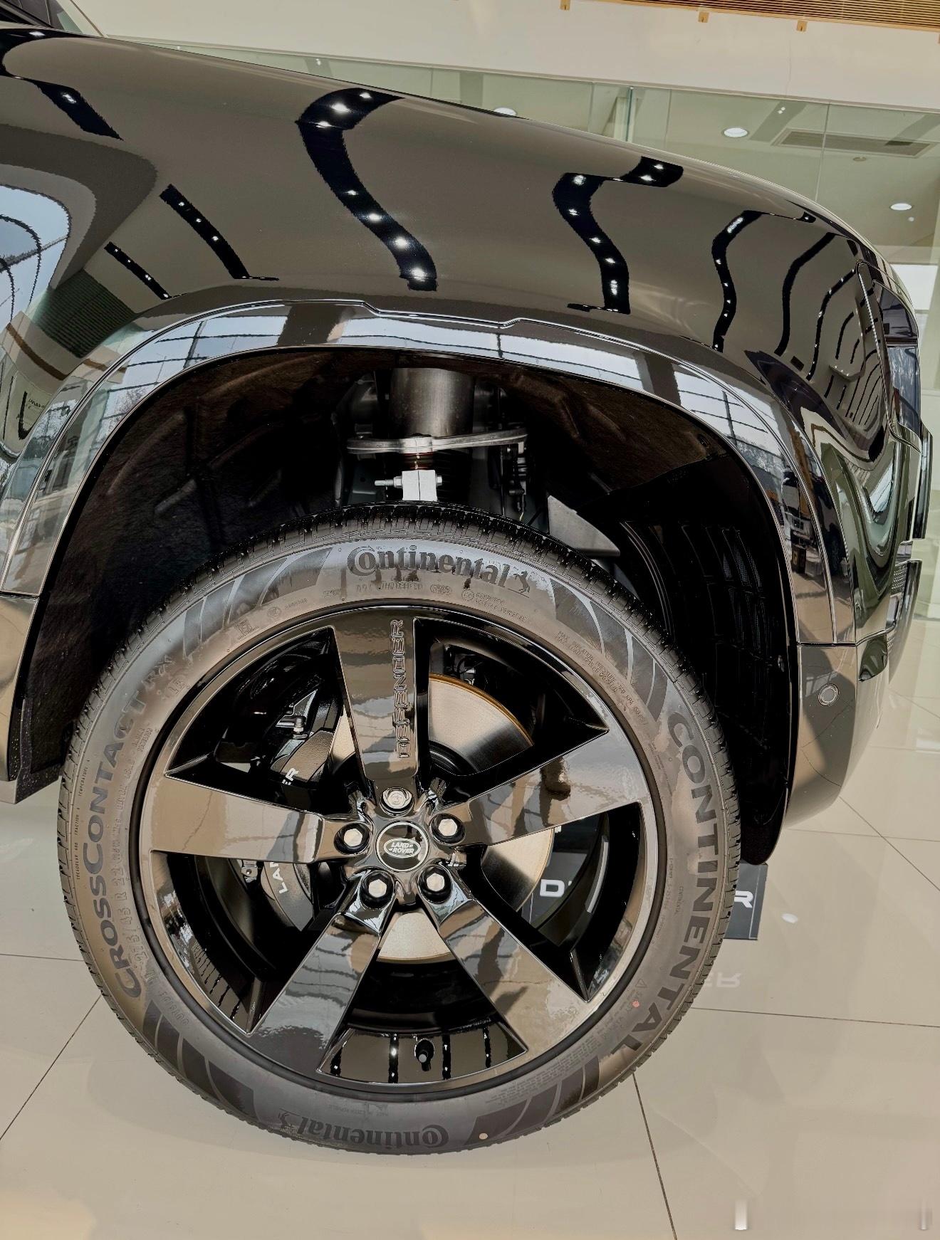 路虎卫士110V8黑棕指导价146.6万全款优惠19万裸车127.6万