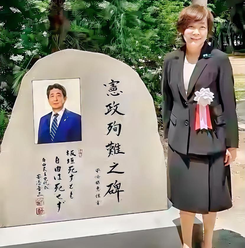 没弄明白，安倍昭惠在安倍晋三的墓碑前面带微笑，这是要表达怎样的心情呢？作为安