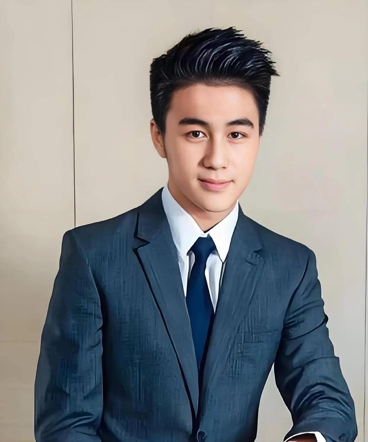 为什么说赌王74岁产下的孩子才是那个最像他的孩子？五官酷似父亲，就连嘴角笑起来的