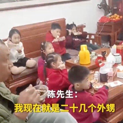 最近广东潮汕有位舅舅凭实力火了。他有六个姐姐、一个弟弟、一个妹妹，全家四十几口人