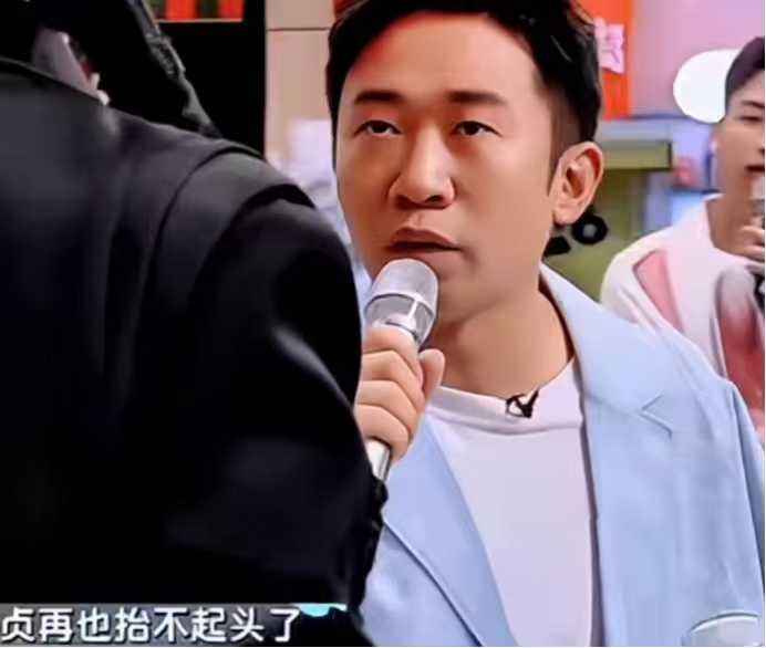 杨紫：“讲一个能把我逗笑的笑话。”杨迪：“许仙买了一顶帽子送给白素贞，为什么白素贞再也抬不起头了？”