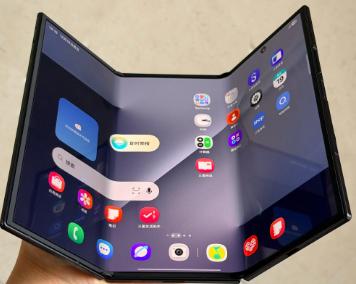 三星的三折叠停售了，这一点我是一点也不觉得意外。三星的三折叠两边都向内折叠，当