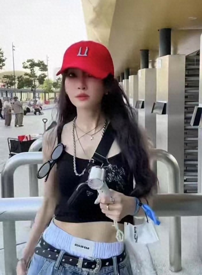 谢金燕绝对是保养界的鼻祖，50岁的年纪，20岁的身材和容貌，绝了