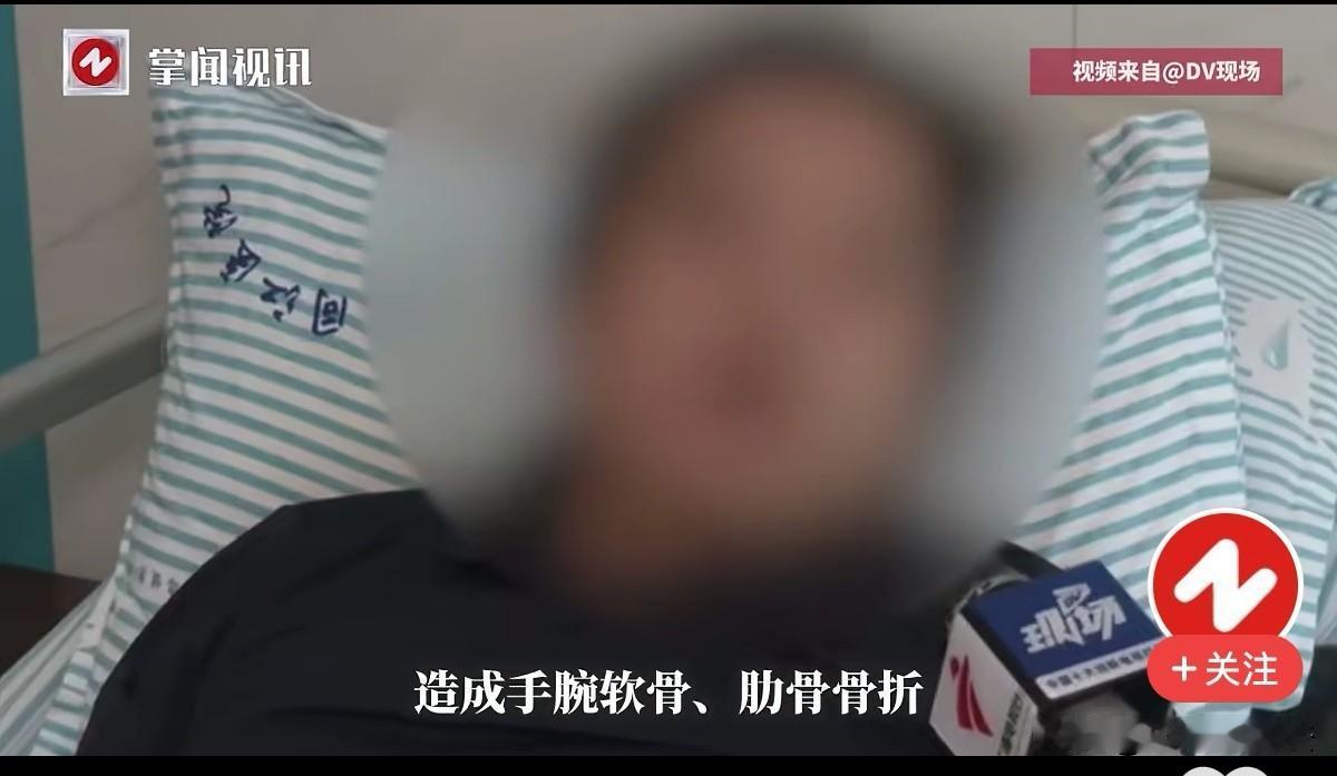 广东佛山，男子带妻子及1岁3个月儿子入住酒店，三口进卫生间洗澡后，突然发现门锁是