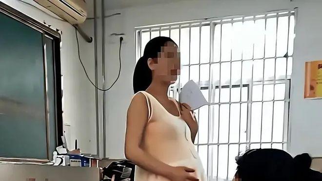 女老师穿“孕妇装”上课被举报,家长:薄如蝉翼,孩子上课都分心