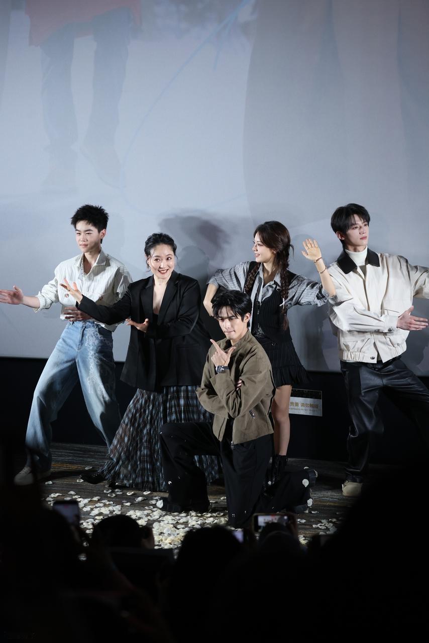 最近赵今麦和宋威龙一起在北京宣传新片，两位站在一起真的是特别般配，像一对年轻的情