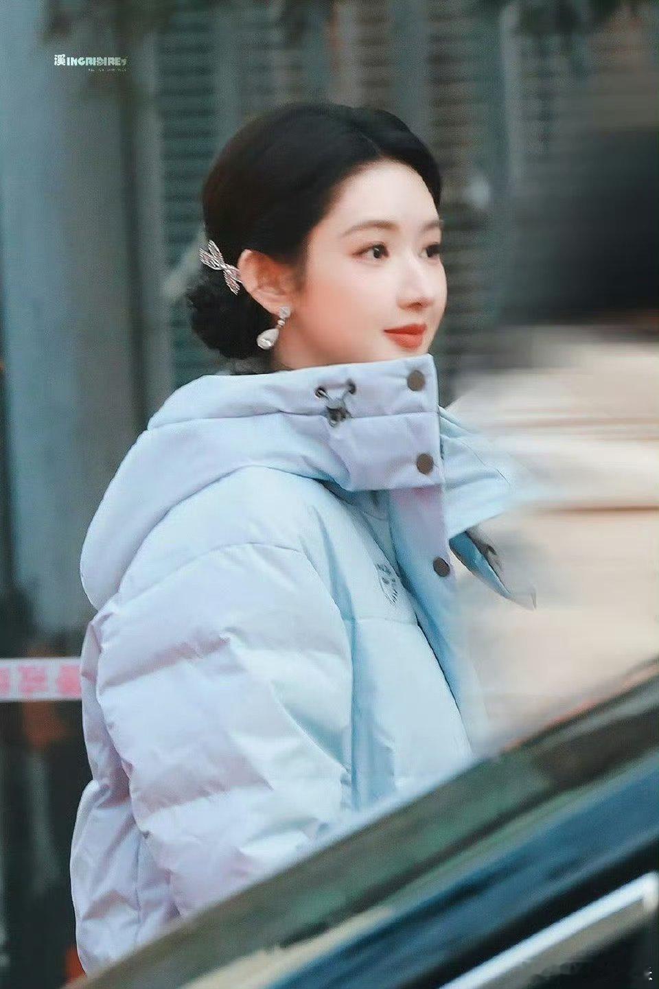 王玉雯春晚路透缎面长裙好仙春晚路透被王玉雯美到！粉缎长裙尽显少女柔情，外搭羽绒