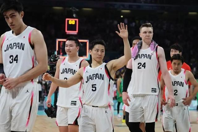 中国男篮大战日本男篮！16人世预赛大名单出炉，郭士强有言在先。胡明轩的组织后位很