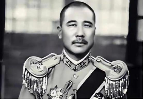 1926年，剥皮将军张宗昌终于如愿以偿，霸占了美人陈佩瑜。新婚之夜，张宗昌下令把