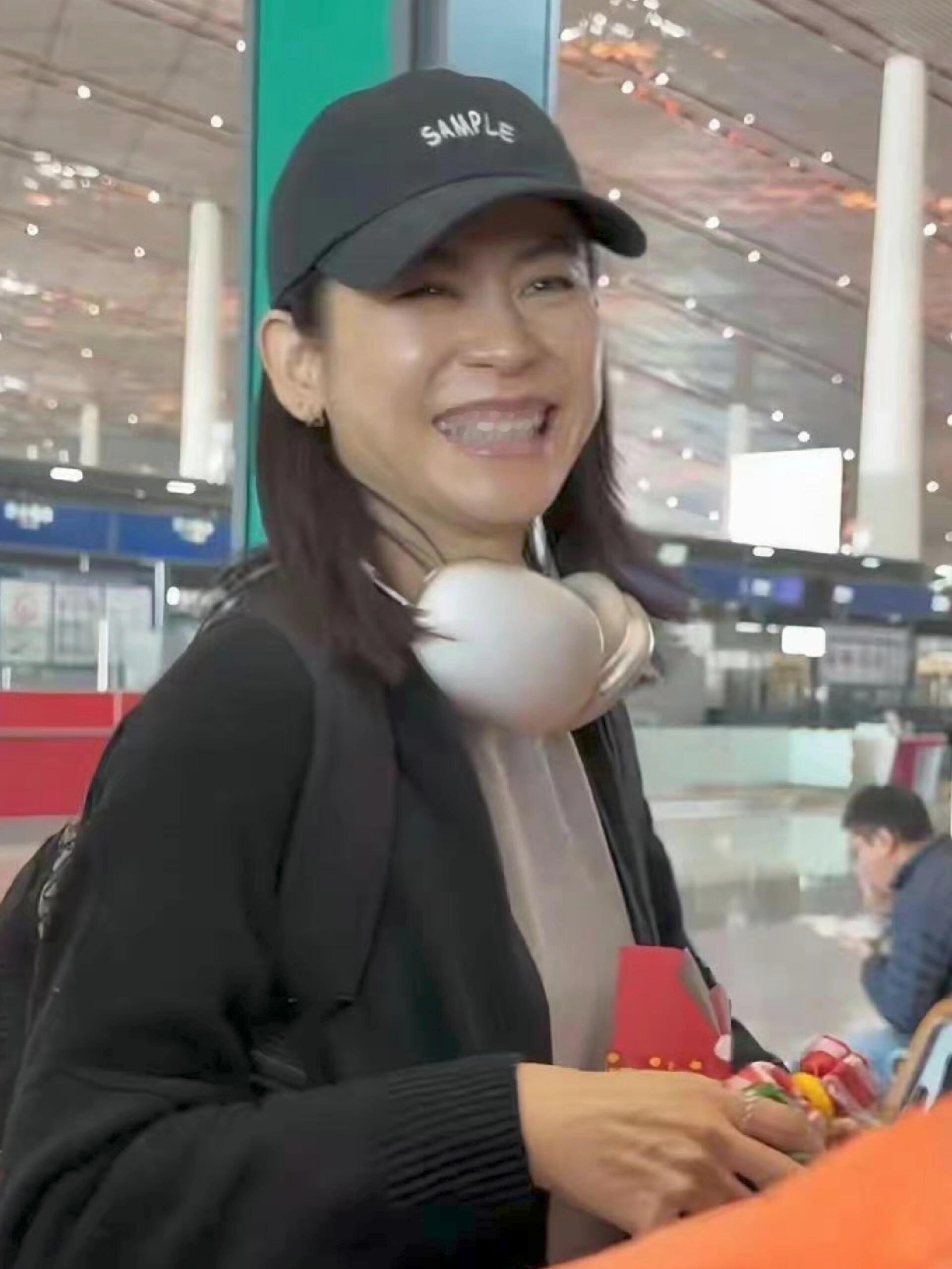 55岁的宣萱纯素颜出镜，没加美颜也没弄滤镜，那状态简直太棒啦，特别真实。