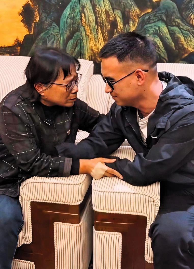 又被感动了这次是双重感动杜富国的车刚刚停下，张桂梅就冲了过去，一把抱住杜富国