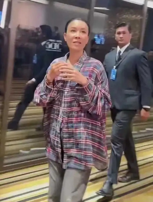 天呐，这个土掉渣又黑又苍老的大妈，你能认出她是哪个明星吗？