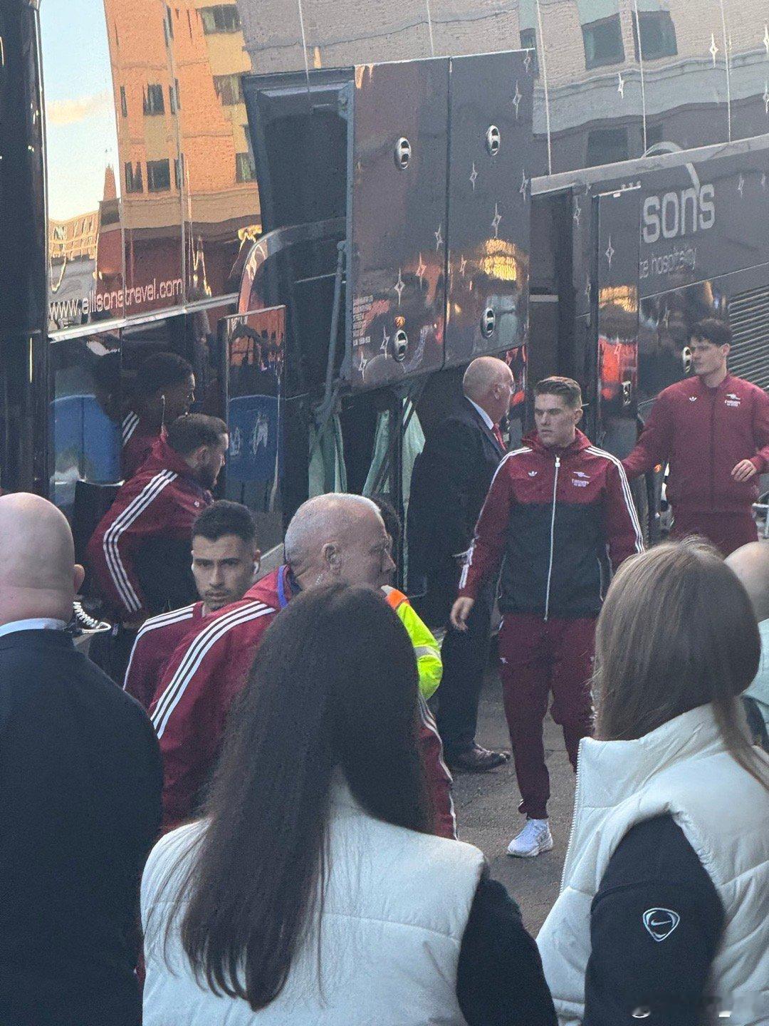 前方记者观察：哲凯和热苏斯随队抵达客场，没有看到特罗萨德。