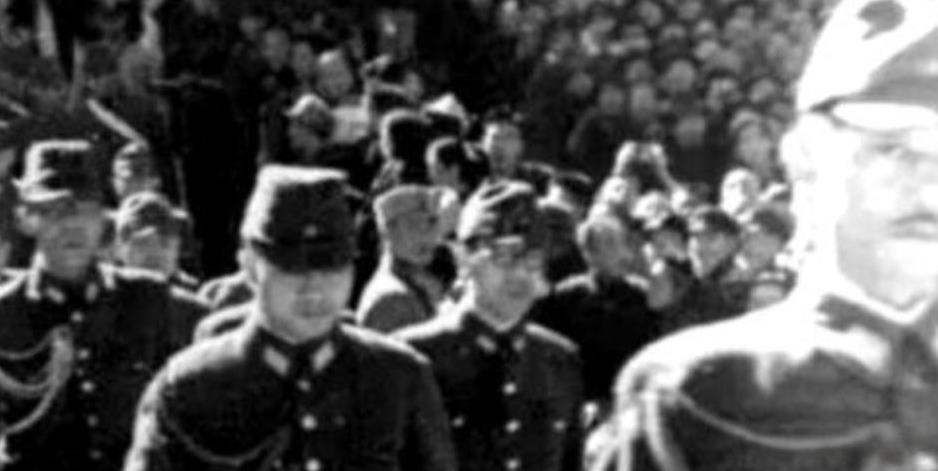 1937年12月13日9时15分，大连中央公园上万名日本人垂首鞠躬的肃穆中，祭台