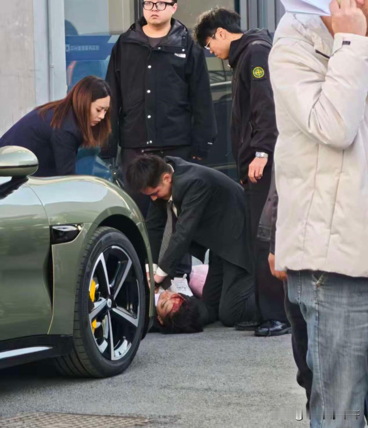 对某款车车主是黄毛的印象愈发根深蒂固了。这事也着实倒霉。12月15日，网传多段