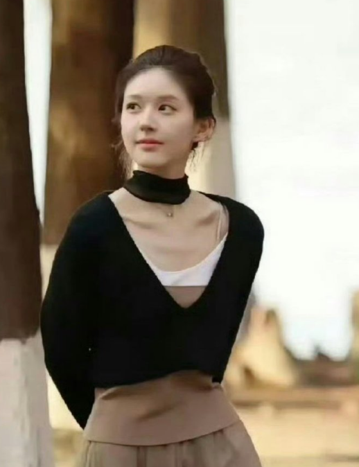 一直以为赵露思这件衣服是镂空的，原来是叠穿，还是三层......