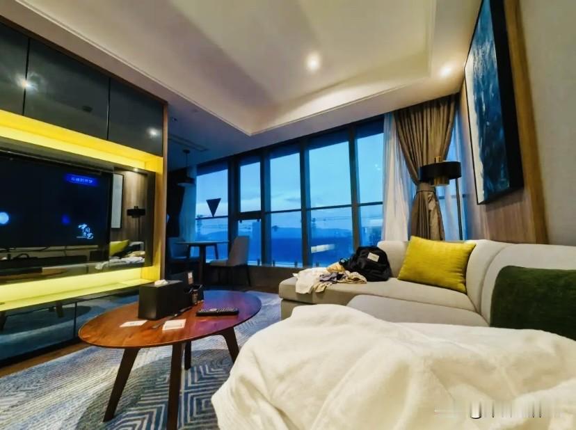 “我好像和婆婆结婚了！”今天一个朋友和我聊天，她说她老公从外地回来过年了，她