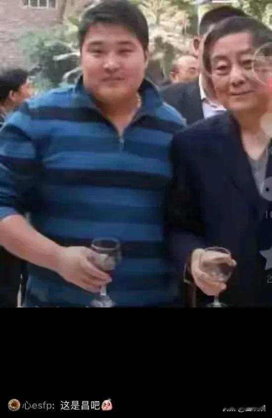 这是宗庆后和大儿子的合照，俩父子长相真的太像了，五官很相似。父子紧挨在一起，亲