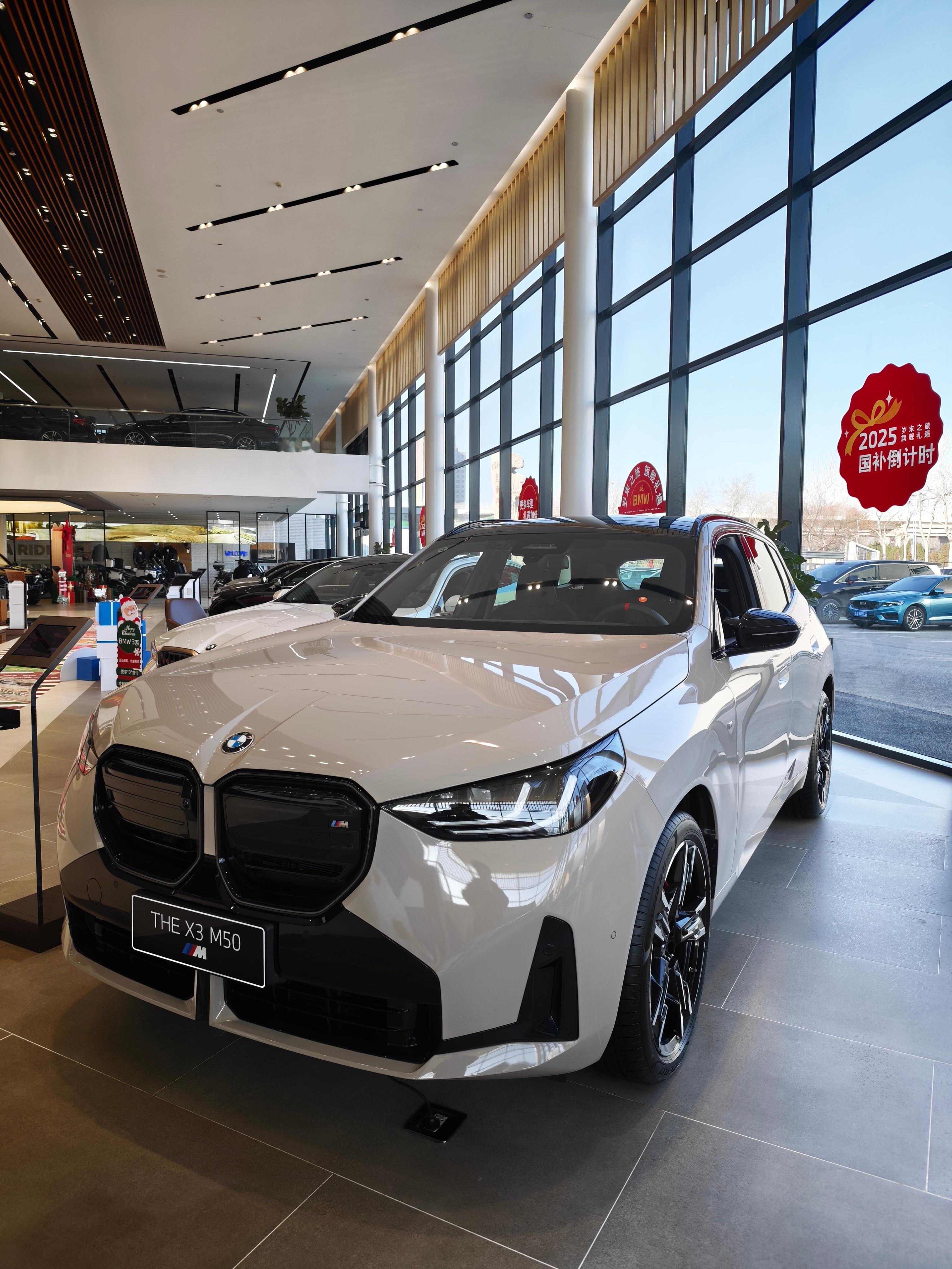 这台宝马X3M50的外观颜色叫沙丘灰，我感觉它的细腻感觉有点像赞德福特蓝，实际