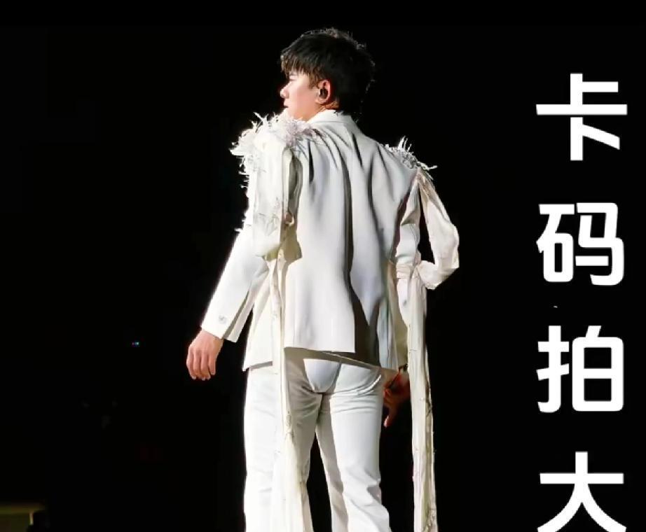 2025年6月6日，张杰在太原未LIVE开往1982巡演第107场的舞台上，高抬