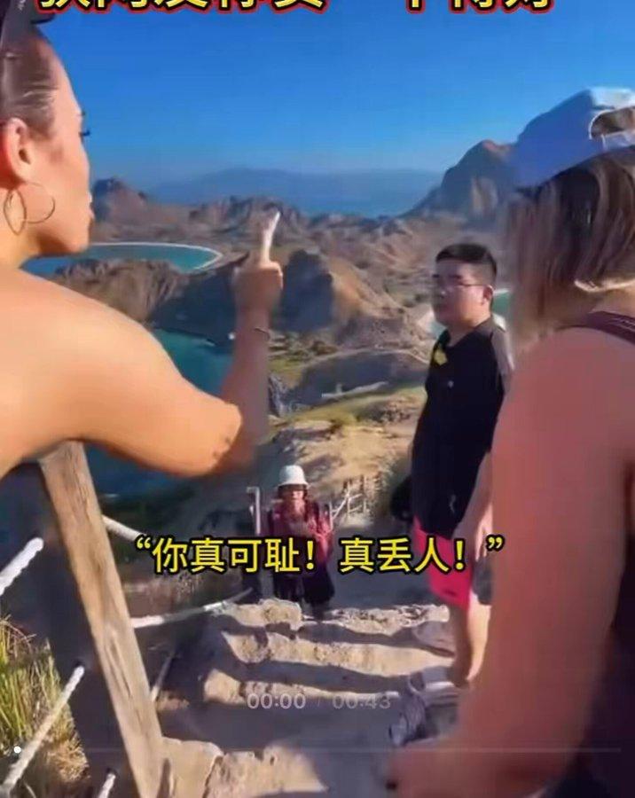 出国旅游，最让人难堪的场面还是发生了。印尼科莫多国家公园Padar岛观景台