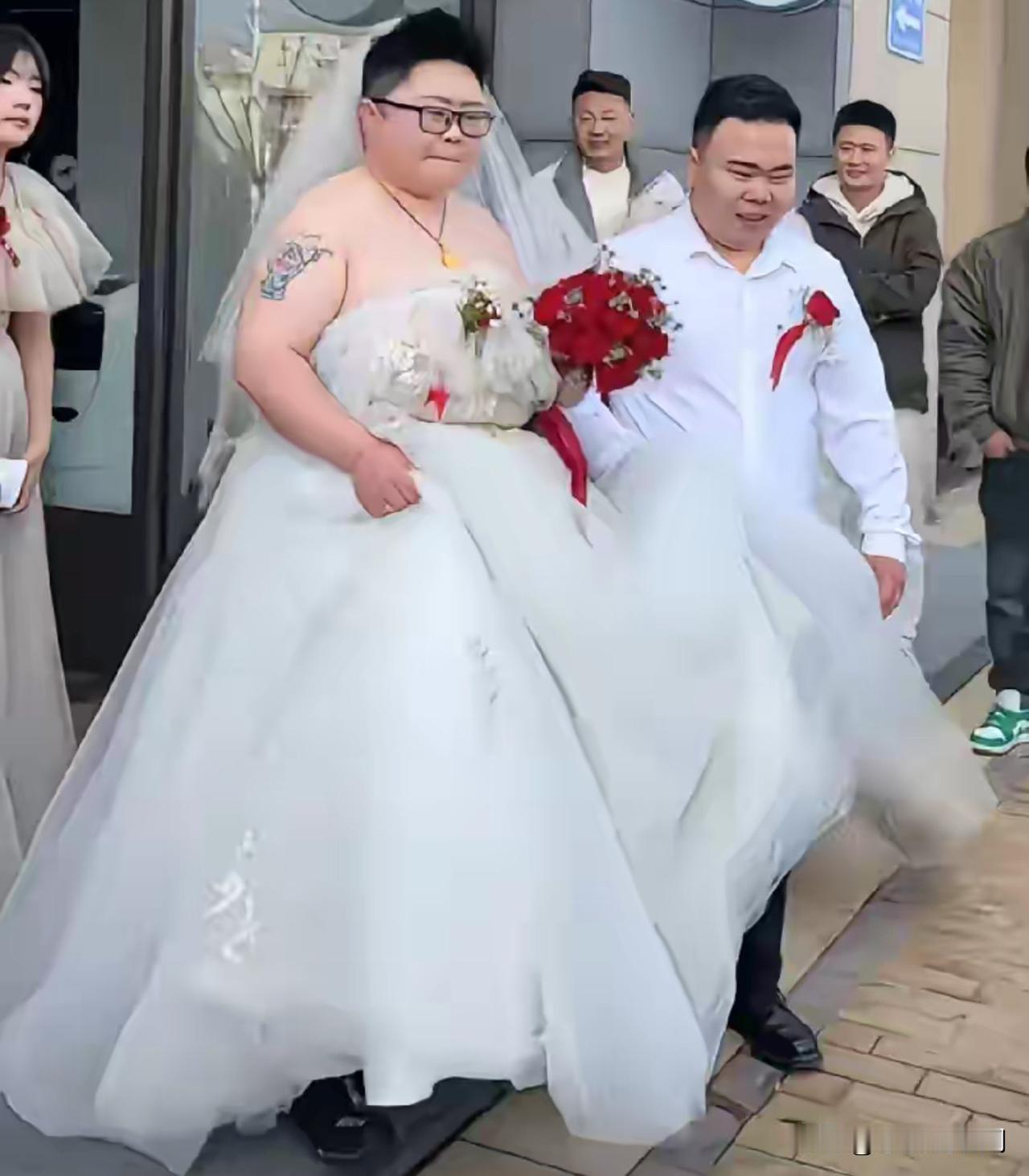 我第一眼看成两个男的结婚呢[捂脸哭]，原来是新娘剪成短发了。