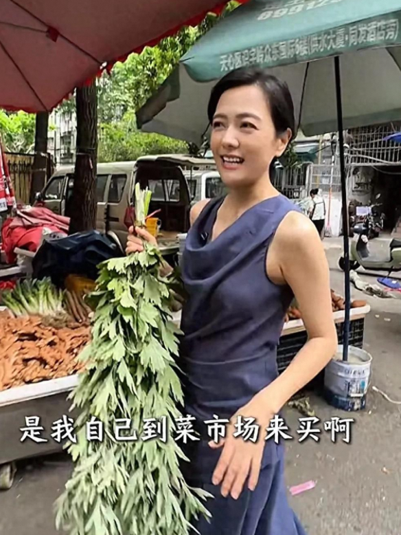 汪涵老婆杨乐乐素颜逛市场4元艾草挂别墅尽显生活气息
