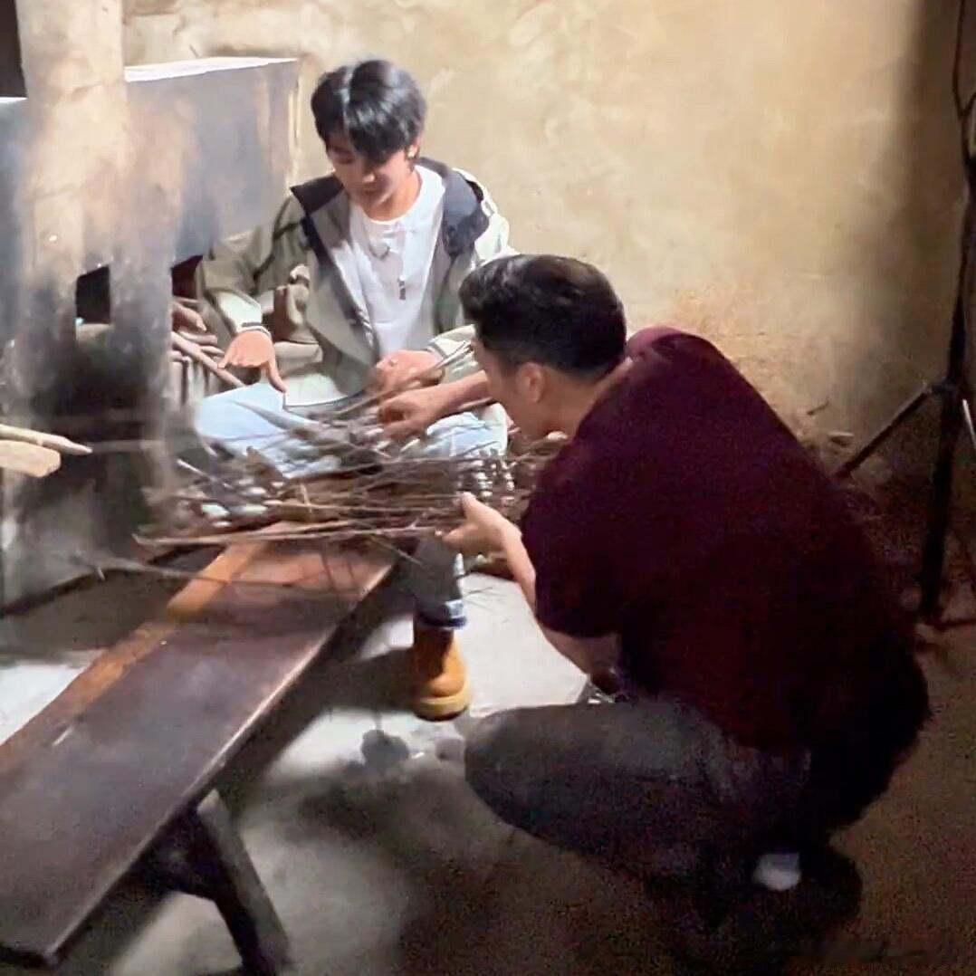 给谢霆锋一点猪屁股震撼大帅哥人设崩在甘孜猪屁股前！谢霆锋蹲地狂炫还喊绝，丁真一