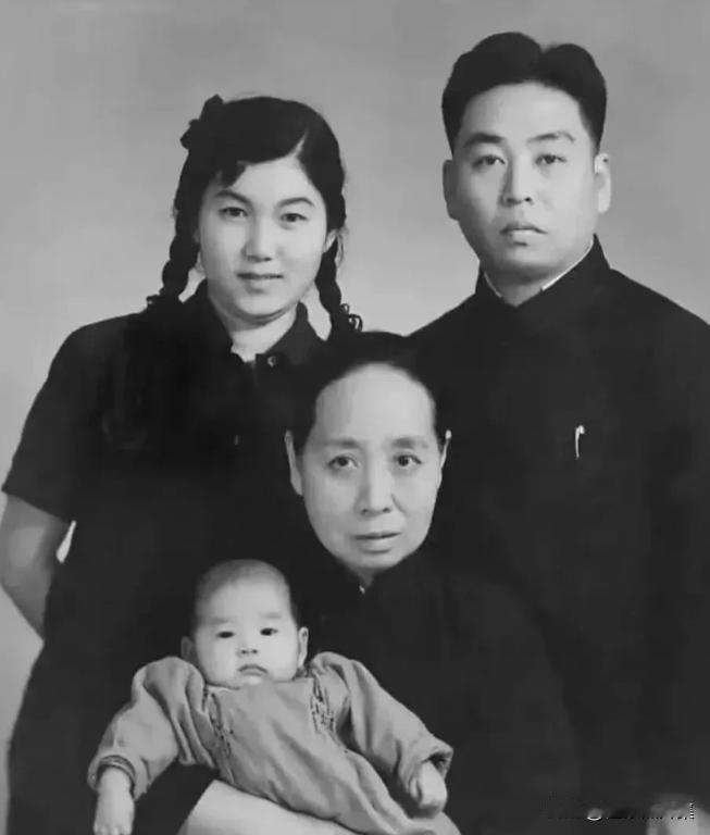 1953年，新凤霞与丈夫吴祖光、婆婆、儿子吴欢的合影。早在1951年，经老舍先生
