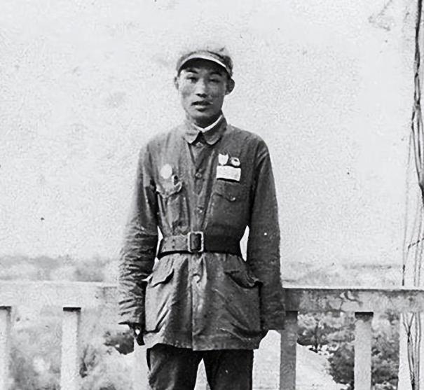 四百万解放军战士里，仅此一人，一生中9次荣获特等功，四次被毛主席接见，前无古人，
