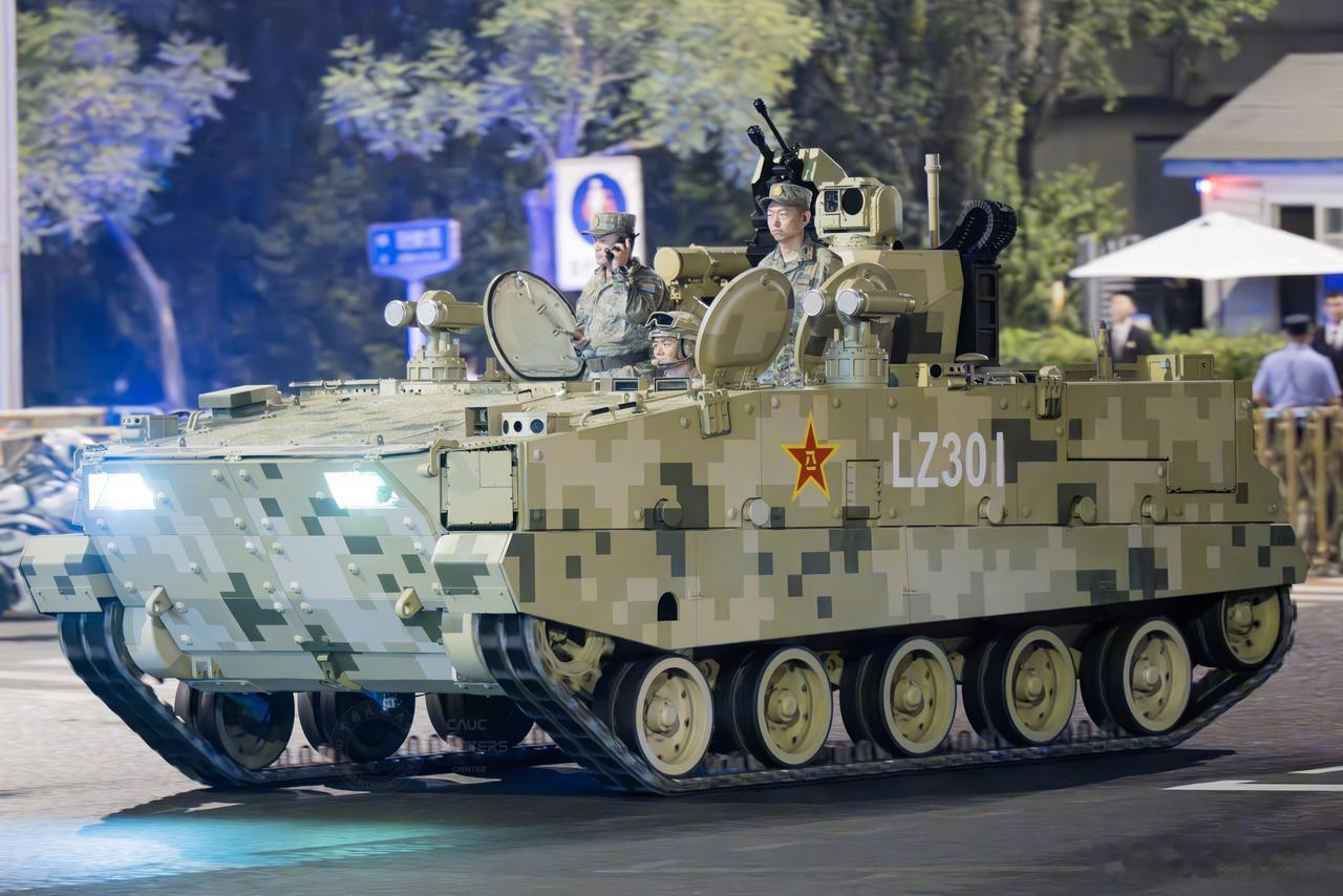 空降兵3️⃣装甲输送车早在总书记检阅空降兵的时候图5，空降兵新型装甲输送车就已经