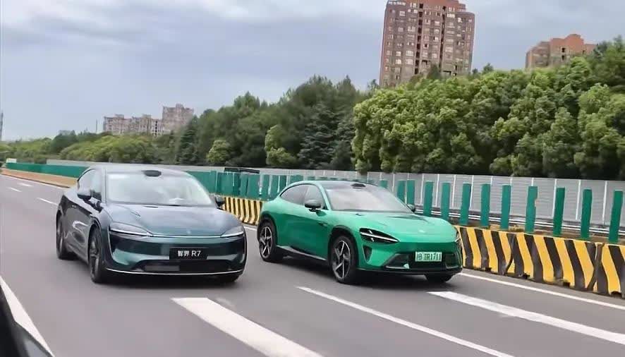 华为智界R7和小米yu7终于同框了，外观小米汽车确实漂亮多了，两个车不在一起比较