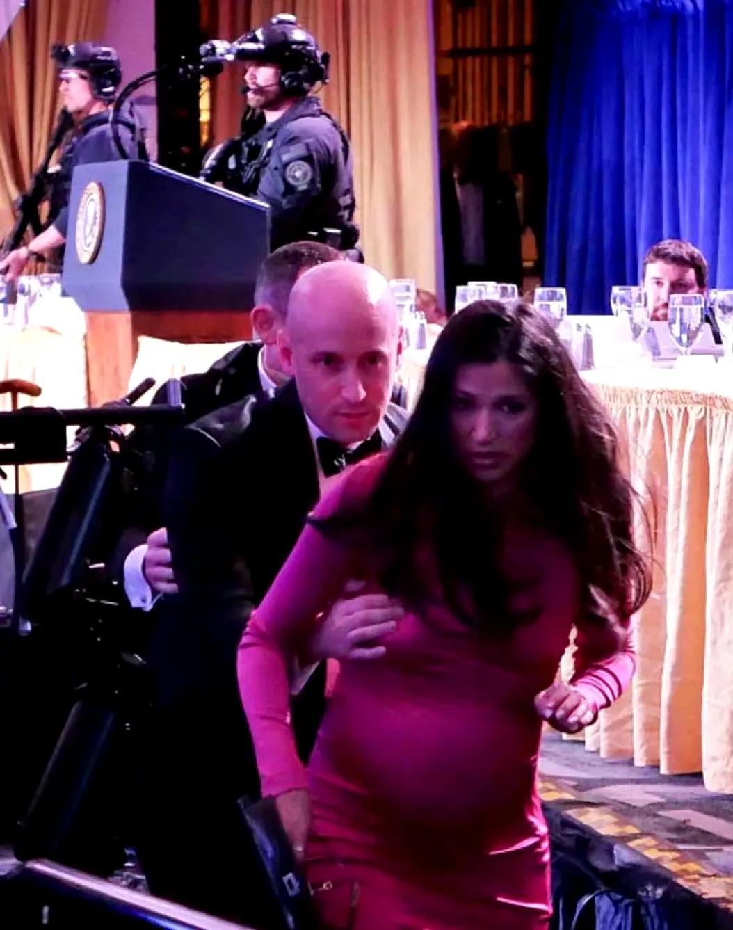 白宫枪响那一刻，斯蒂芬·米勒做出了他政治生涯里最丢人的一个动作——把怀孕的妻子推