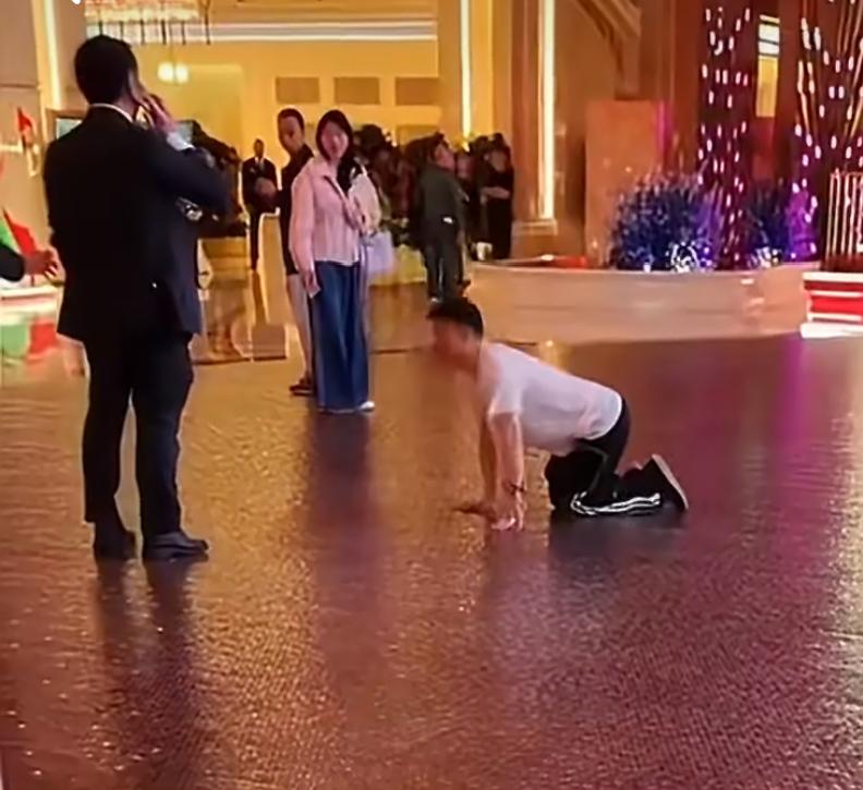 新年第一天，澳门酒店门口一个输光的内地赌徒，跪地求路费。银河酒店门口，这个小年轻