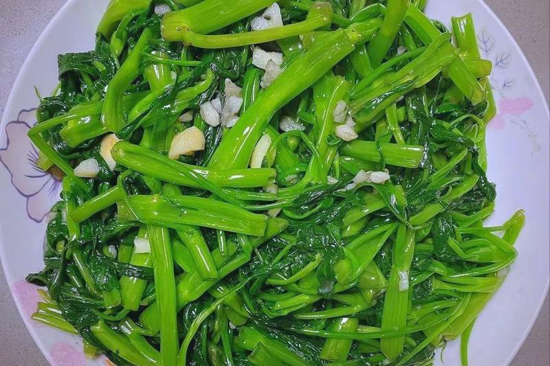 医生提醒：3种青菜高血压要少吃，小心让血压上涨，趁早扔下餐桌一到吃饭时间，很