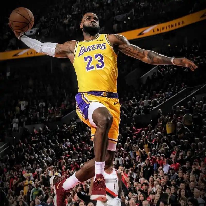 美媒爆出詹姆斯打了23年NBA，从来没在合同期内主动申请过交易，每一份合