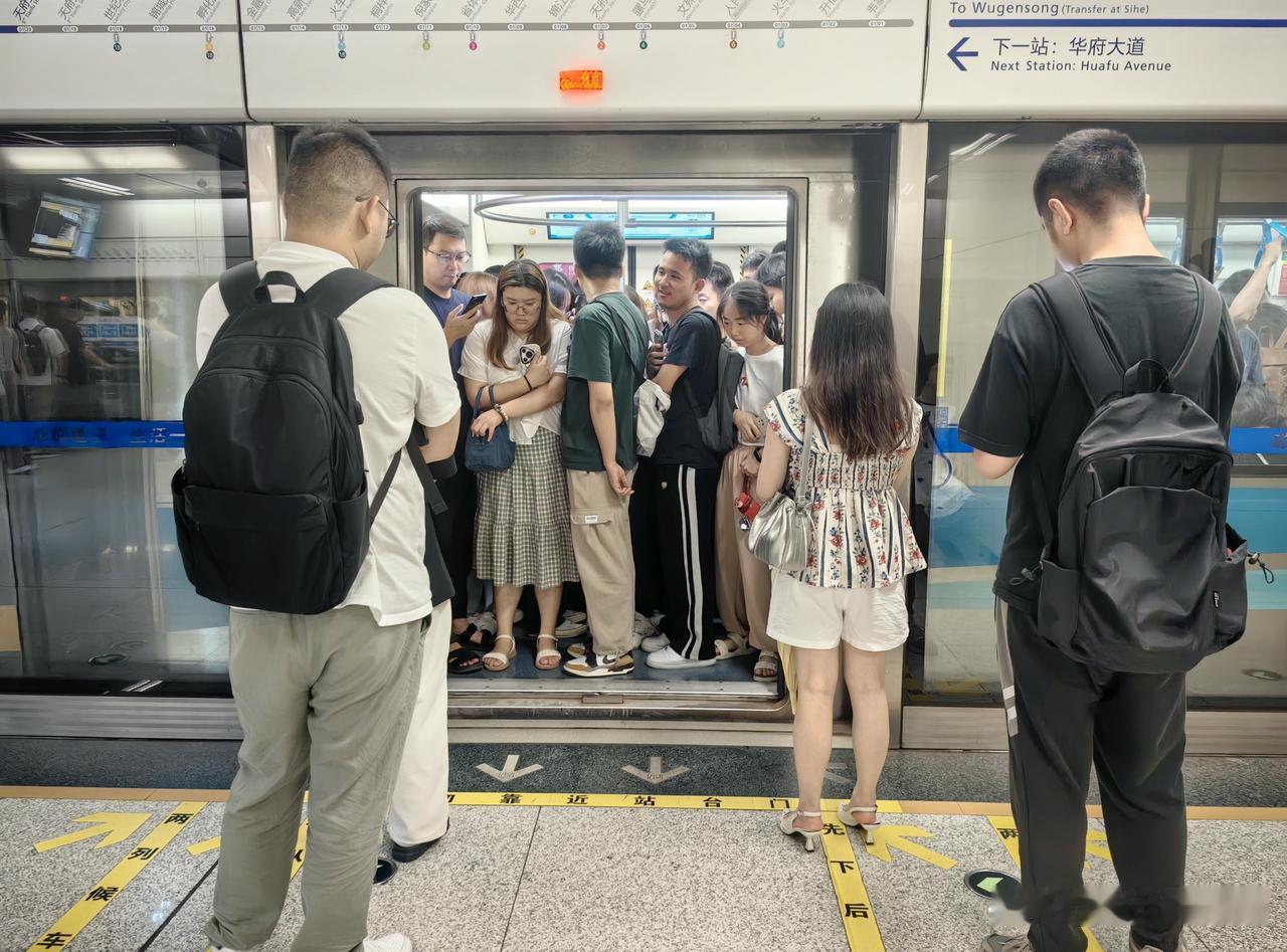 换成在日本，感觉就不是这样有秩序感了，小日本可能大多会使劲地挤上去，能塞一个算一
