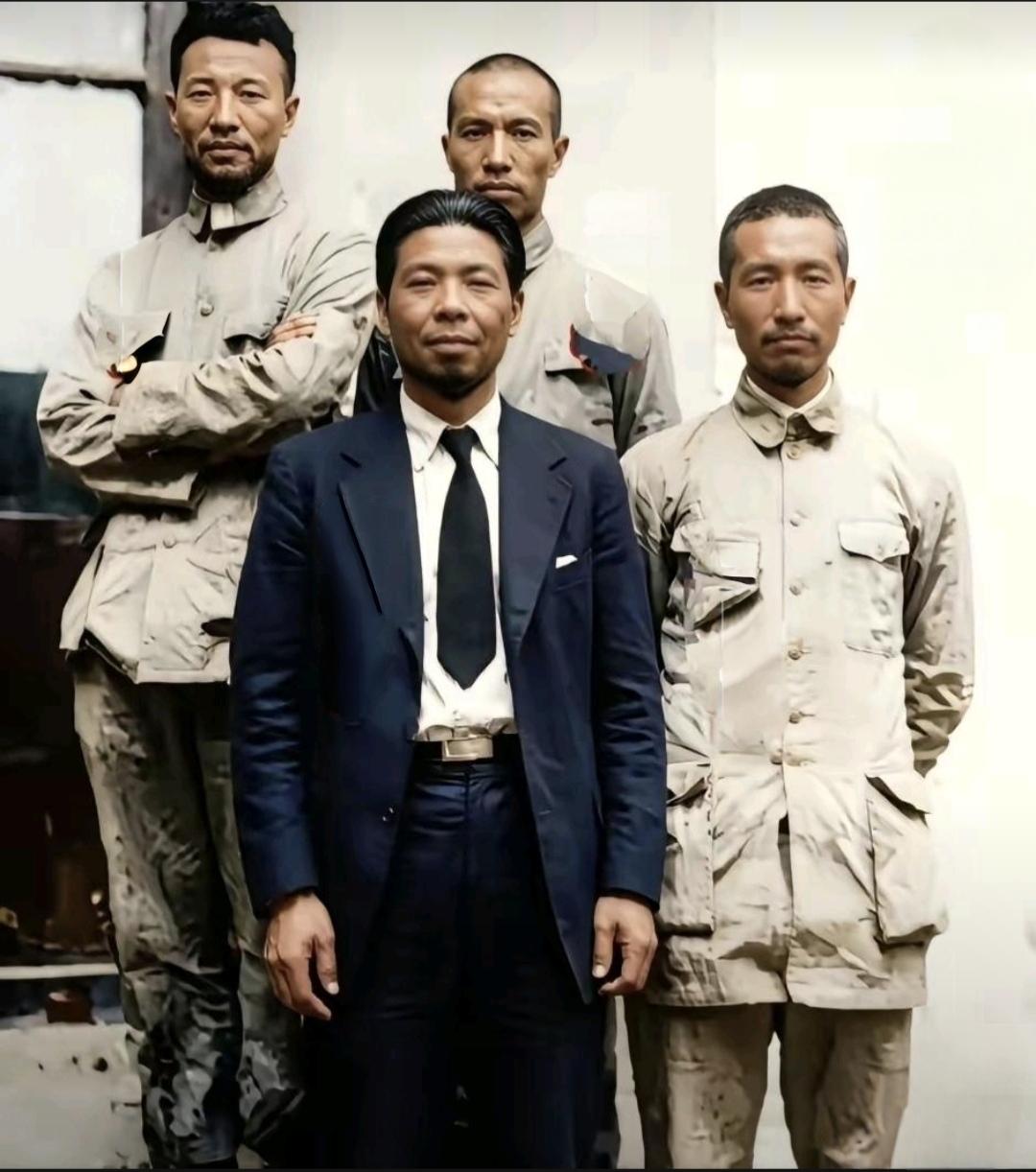 晒晒过去的老照片这是一张拍摄于1937年的老照片。照片上的四个人，每个人在中国近
