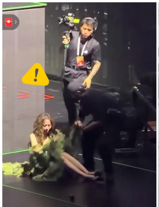 不仅是张靓颖自己无语她的团队估计也无语了不是因为张靓颖从舞台上掉下去了，