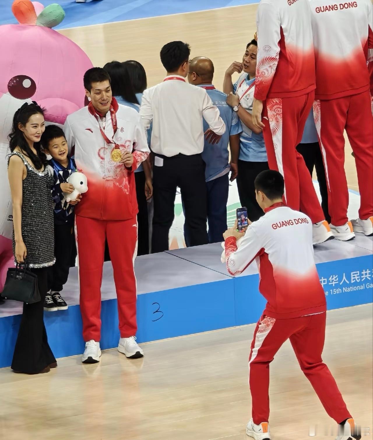 颁奖仪式上，胡明轩化身摄影师给任骏飞一家人拍照留念，也是到了要和老将告别的时刻两