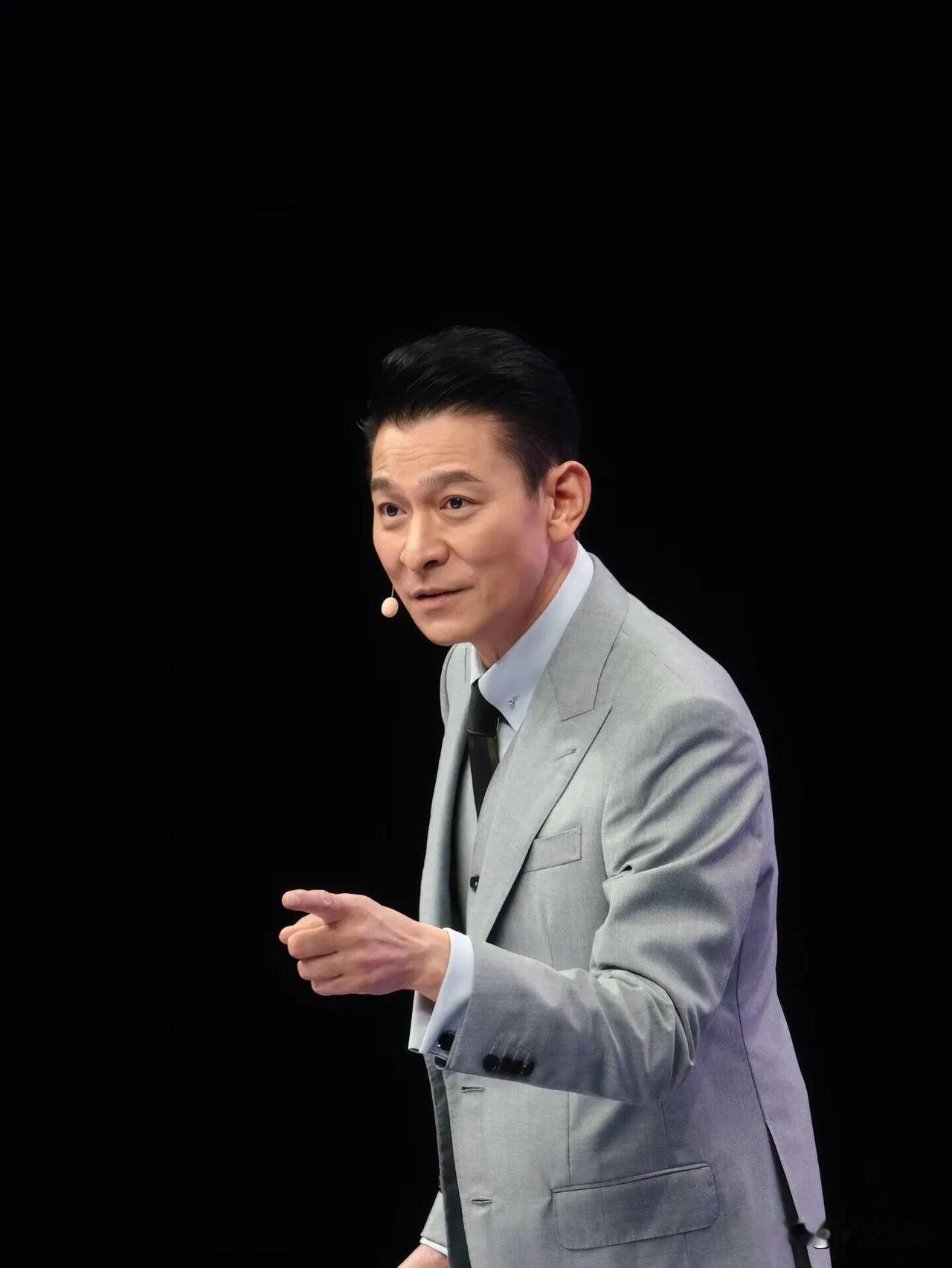 其实最让我意外的不是刘德华65岁还这么能打，而是他在采访里大大方方承认自己老
