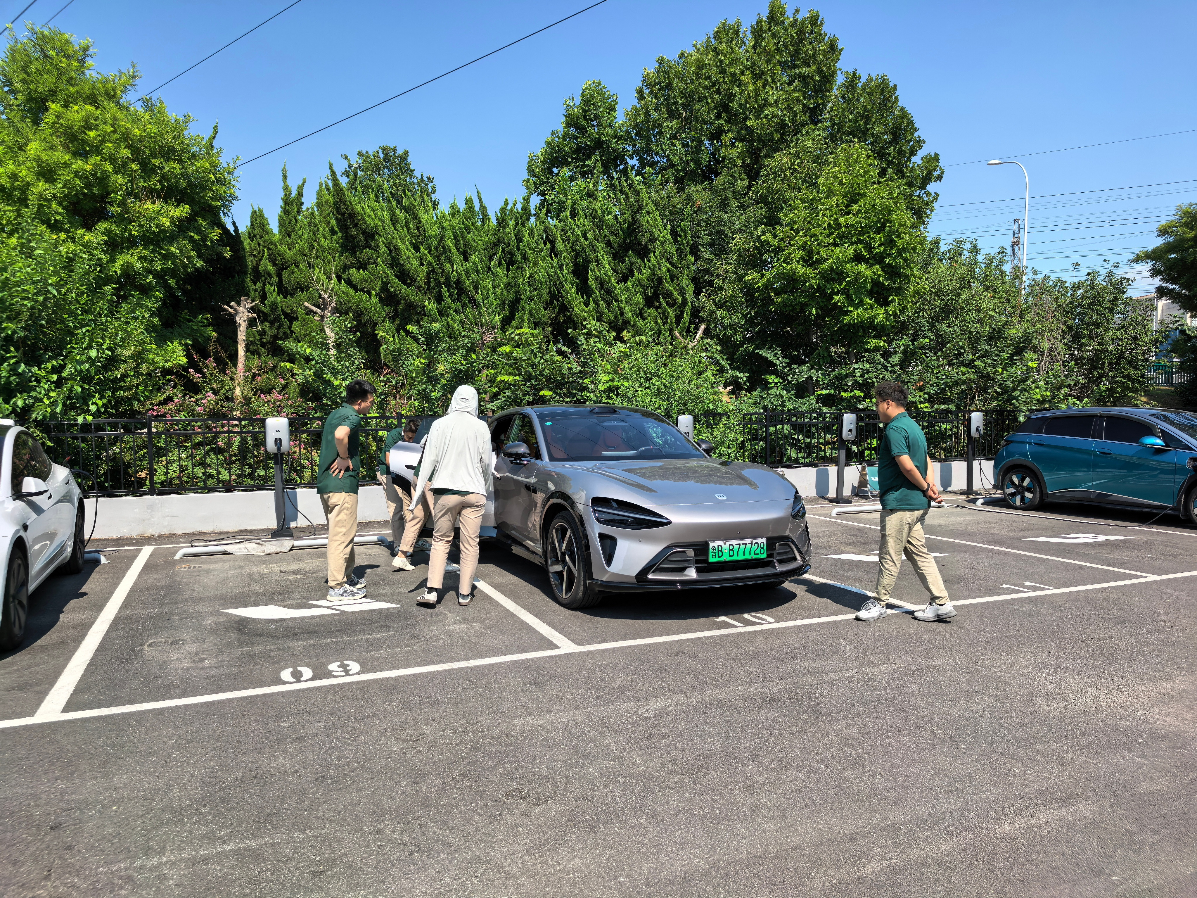 我到理想店里看理想i8，理想销售说让我先自己体验看看，他们出去看我的小米YU7。