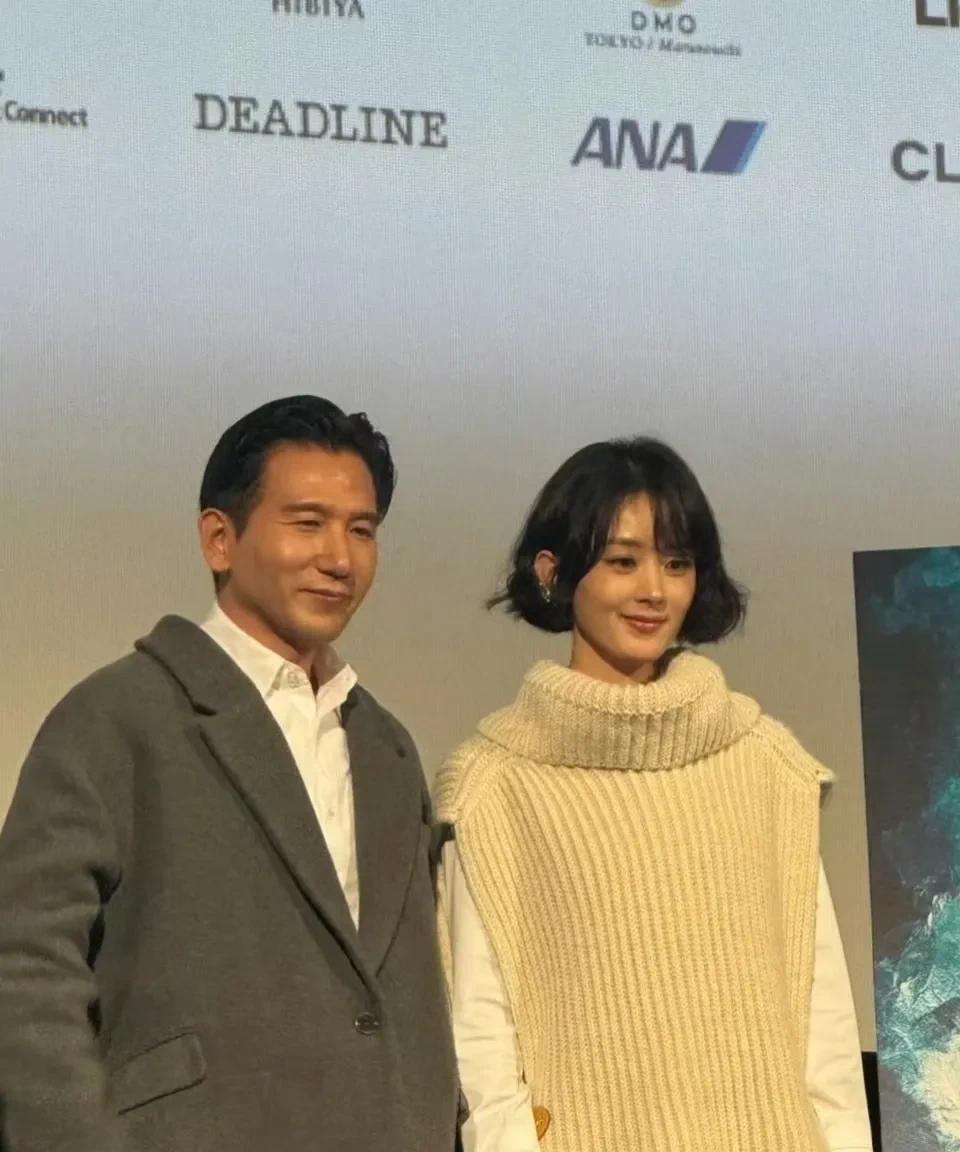 赵丽颖估计烦透了她烦的不是自己恋情被曝光也不是网友拿冯绍峰跟赵德胤做比较而