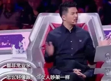在一次节目中，郭敬明因为不满北大教授魏坤琳的评分标准，在现场与其吵了起来，魏坤琳