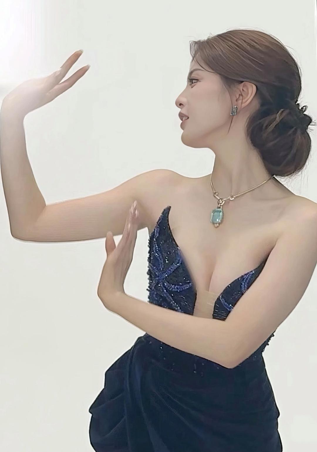 她曾经咬扁吸管，喝十元柠檬水。现在一身Dior高定，珠宝闪瞎眼。但你说，什么