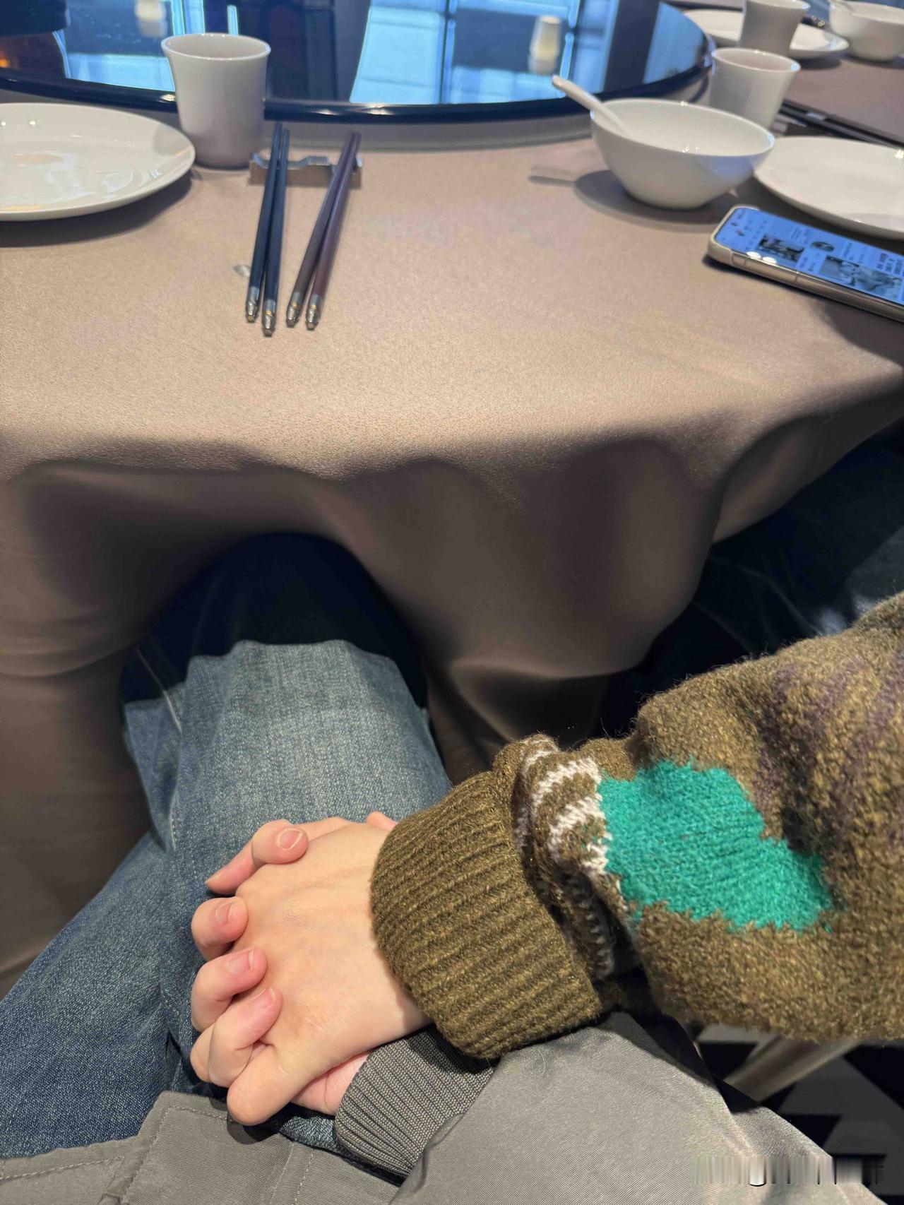 我和女朋友最幼稚的一次冷战居然发生在饭店的厕所前面。朋友聚会的时候和她一起去