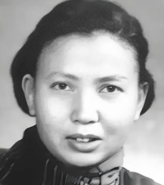 1941年，女战士莫林即将被活埋，一名敌人突然发问：“你认识莫林吗？”莫林赶忙回